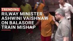 Odisha Train Accident : ओडिशा में हुए रेल हादसे का मुआयना करने पहुंचे रेलवे मिनिस्टर Ashwini Vaishnaw, खुद पलटी ट्रेन के नीचे घुसकर लिया जायजा