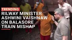 Odisha Train Accident : ओडिशा में हुए रेल हादसे का मुआयना करने पहुंचे रेलवे मिनिस्टर Ashwini Vaishnaw, खुद पलटी ट्रेन के नीचे घुसकर लिया जायजा