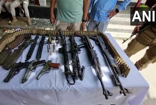 Manipur में पुलिस के लूटे गए हथियार कार्बाइन, पिस्तौल और गोला-बारूद को बेचते हुए दबोचे गए 4 आर्म्स स्मगलर