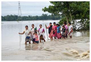 असम में सड़कें बनी तालाब, घरों-दुकानों में घुसा बाढ़ का पानी, 4 लाख से ज्यादा लोग प्रभावित