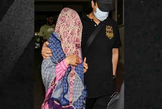 Bollywood एक्ट्रेस अमीषा पटेल चेहरा छिपाकर पहुंची रांची की अदालत, किया सरेंडर, जानें क्या है मामला