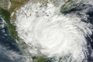 Storm Biparjoy Update: अगले 12 घंटे में  बेहद तीव्र होने वाला है ‘बिपरजॉय’, तेज हवाओं के साथ इन इलाकों में भारी बारिश की संभावना