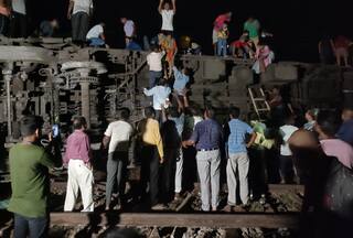 Coromandel Express Derails in Odisha's Balasore: Emergency Control Rooms Activated, Check Helpline Numbers