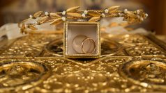 Gold Price Today: गोल्ड, सिल्वर के भावों में गिरावट जारी, जानें- क्या इनमें खरीदारी करने का सही समय आ गया है?