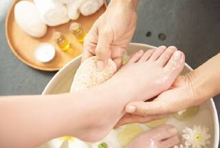 How To Remove Dead Skin: पैरों की डेड स्किन को हटाने के लिए ट्राई करें ये 5 घरेलू टिप्स