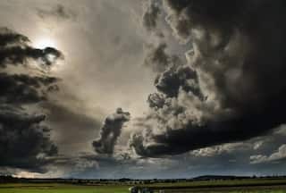 अगले 24 घंटों में और तेज होगा चक्रवाती तूफान बिपरजॉय, IMD ने समुद्र तट पर नहीं जाने की दी सलाह