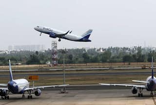 उड़ते विमान में सिरफिरे ने की इमरजेंसी गेट खोलने की कोशिश, केबिन क्रू के साथ बदतमीजी भी; एयरपोर्ट पहुंचने पर गिरफ्तार