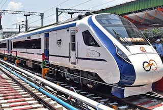 योग के रंग में रंगी वंदे भारत एक्सप्रेस, लोगों ने ट्रेन में ही दिखाई अपनी शानदार फिटनेस