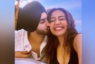 बिंदास चल रही है नेहा कक्कड़ की शादीशुदा लाइफ, तलाक की खबरों के बीच शेयर की पति संग रोमांटिक फोटो