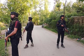 J&K News: आर्मी-पुलिस ने दो आतंकवादियों को एनकाउंटर में मार गिराया, सर्च ऑपरेशन जारी