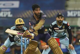 VIDEO: IPL खत्म तो नए स्वैग में वेंकटेश अय्यर, सिर्फ धोती पहन खेल रहे क्रिकेट