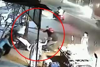 Robbery in Delhi: 3 Men Rob Rs 1 Lakh From Motorcyclist In Delhi's Busy Mandoli Street; Caught On Camera