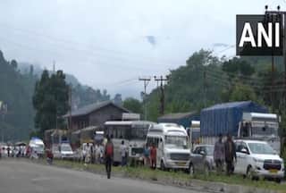 हिमाचलः बारिश-बादल फटने से टूरिस्ट बेहाल, चंडीगढ़-मनाली हाइवे पर 15 KM लंबा जाम; रहने को होटल नहीं मिल रहे। Video