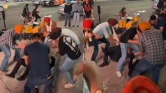 Nagin Dance Video: कनाडा की सड़कों पर भांगड़ा छोड़ नागिन डांस करने लगे सरदार जी, बार-बार देखा जा रहा वीडियो
