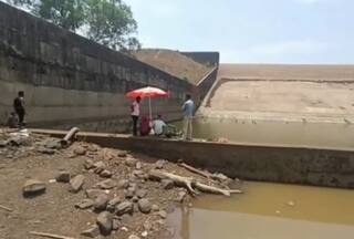 मोबाइल के लिए पानी की बर्बादी पर तीन अफसरों पर केस, बहा दिया था लाखों लीटर पानी