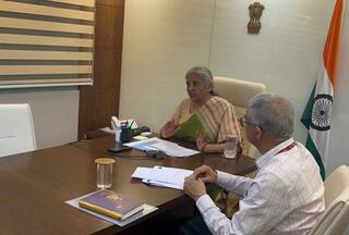 वित्त मंत्री निर्मला सीतारमण ने बिपारजॉय चक्रवात के मद्देनजर बैंकों और बीमा कंपनियों के साथ की बैठक