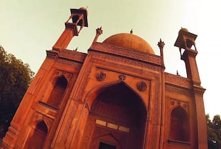 ये है लाल ताजमहल जहां रात के वक्त आती हैं डरावनी आवाजें