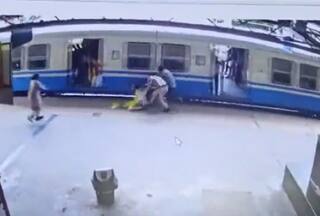 Ladki Ka Video: ट्रेन पकड़ने की कोशिश में मौत के मुंह में समाने लगी लड़की, मगर फरिश्ता बनकर आ गई महिला कांस्टेबल