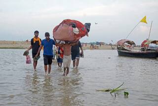 यूपी में गंगा का जलस्तर 293.25 मीटर पर पहुंचा, सैकड़ों गांवों में घुसा पानी; दिल्ली में यमुना ने फिर डराया