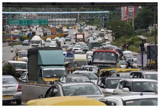 Traffic Jams Reported in Bengaluru After Heavy Rains: Check Traffic Advisory, List of Routes to Avoid