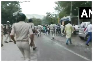 बिहार में डोमिसाइल नीति के खिलाफ विरोध प्रदर्शन, पुलिस ने जमकर बरसाई लाठियां