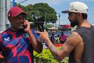 VIDEO: फोन पर बात कर रहे थे ब्रायन लारा, तभी पहुंच गए विराट कोहली, वीडियो में देखिए आगे क्या हुआ