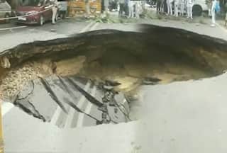Viral Video: दिल्ली के जनकपुरी में सड़क का बड़ा हिस्सा धंसा, 'Darvaza of Hell' सा दिख रहा गड्ढा