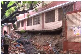 Delhi Latest News: दिल्ली में भारी बारिश से स्कूल की दीवार गिरी, कोई हताहत नहीं