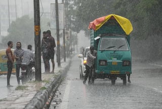 दिल्ली में बारिश ने तोड़ा 41 साल का रिकॉर्ड, हिमाचल-उत्तराखंड के लिए रेड अलर्ट, 17 राज्यों में जमकर बरसेंगे बदरा। Video