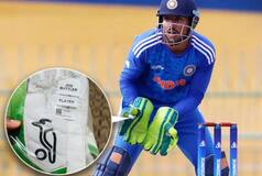 IND A vs PAK A: पाकिस्तान के खिलाफ खास विकेटकीपिंग ग्लव्स पहनकर उतरे ध्रुव जुरेल, जानिए किसने दिया है ये गिफ्ट