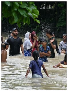 दिल्ली में बाढ़ से हाल बेहाल, सड़कें बनी तालाब, जनजीवन प्रभावित। देखें तस्वीरें