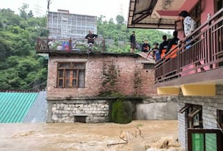 हिमाचल में अगले 24 घंटे में भारी बारिश का Red Alert जारी, जानिए रेड और ऑरेंज अलर्ट का क्या मतलब है