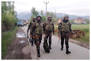 जम्मू कश्मीर: पाकिस्तानी आतंकवादी संगठनों के साथ काम करने वाले 3 सरकारी अधिकारी बर्खास्त