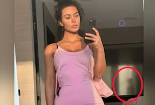 कौन थी वो? घर में अकेली थीं Kim Kardashian, सेल्फी फोटो में दिखी रहस्यमयी लड़की की परछाई