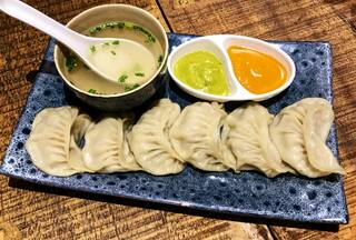 30-Year-Old Man Stabbed in Face By 'Momo Wala' For Demanding Extra Red Chutney in Delhi's Shahdara