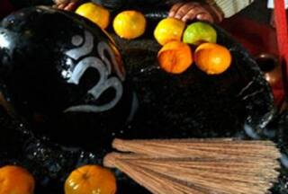 भगवान शिव का ऐसा अनोखा मंदिर जहां दूध के साथ चढ़ाई जाती है झाड़ू, वजह जानकर रह जाएंगे दंग