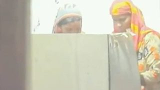 West Bengal Panchayat Election: दीदी के बंगाल में देखिए कैसे दूसरी मतदाता को वोटिंग करवा रही महिला | Video