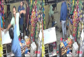 Ghaziabad Viral Video: दबंगों ने दुकानदार को सड़क पर पीटा, बेसुध होने तक मारते रहे | वीडियो