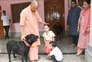 दिल्ली से सीएम योगी से मिलने पहुंचे जुड़वा भाई-बहन, फिर मुख्यमंत्री ने भी खूब प्यार लुटाया