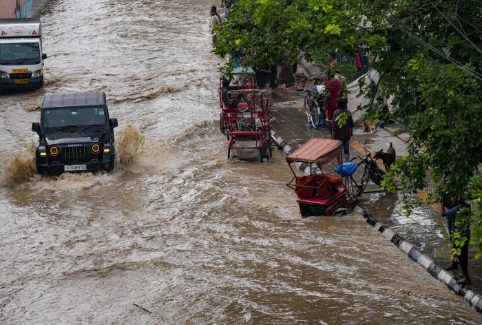Delhi Flood Alert: Several Areas To Face Drinking Water Crisis as Treatment Plants Shut | Details Here