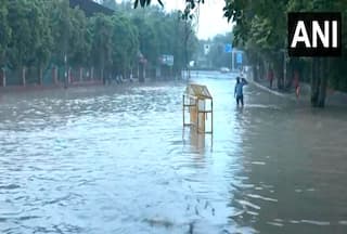 Video: दिल्ली में यमुना का जलस्तर बढ़ने से बाढ़ का खतरा मंडराया, कई इलाकों में घुसा पानी, यूपी के 9 जिलों में भी अलर्ट; हेल्पलाइन नंबर जारी