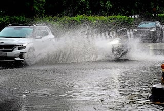 Traffic Alert: भारी बारिश से 'तालाब' बनीं सड़कें, दिल्ली-गुरुग्राम में इन मार्गों पर जाने से बचें, ट्रैफिक पुलिस ने जारी की एडवाइजरी