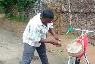 Viral Video: खुले में छोड़ा जानवर तो पड़ेंगे पांच जूते, ढोल पिटवा कर जारी किए निर्देश | देखें वीडियो