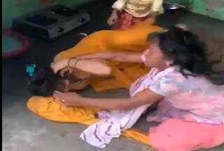 Saas Bahu Ki Ladai: सास-बहू के बीच ऐसी भयंकर लड़ाई नहीं देखी होगी, किचन में ही पटक-पटककर मारा | देखें वीडियो