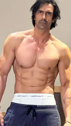 50 की उम्र में भी इतने फिट हैं Arjun Rampal, जानिए कैसे?