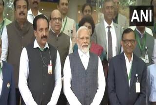 Video: PM Modi ने बेंगलुरु में ISRO वैज्ञानिकों से मुलाकात की, Chandrayaan-3 Mission की सफलता पर बधाई दी