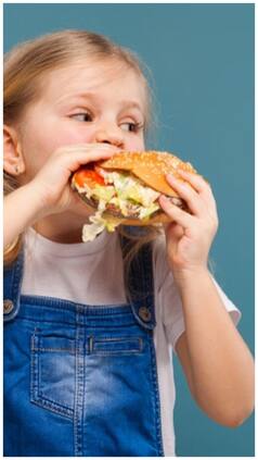 क्या आपका बच्चा भी है कैंडी, पिज्जा, चॉकलेट का दीवाना? ऐसे छुड़ाएं आदत