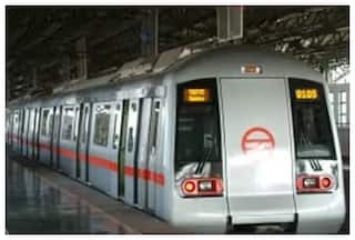 Delhi Metro के भीतर शख्स ने की यह 'गंदी हरकत', यात्रियों ने पकड़कर पुलिस को सौंपा