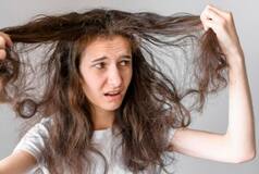 Frizzy Hair in Monsoon: Can Hot Showers Help Control Dry Locks in Rainy Season? Expert Shares 5 Tips
