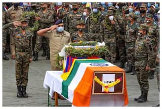 मृत्यु के बाद किन्हें और क्यों ओढ़ाया जाता है तिरंगा? जानिए बड़ी-महान हस्तियों को झंडे के साथ सम्मान देने का नियम